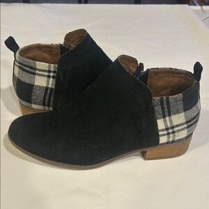 Tom’s Delia Plaid Accent Black Ankle Boots Size 9.5W